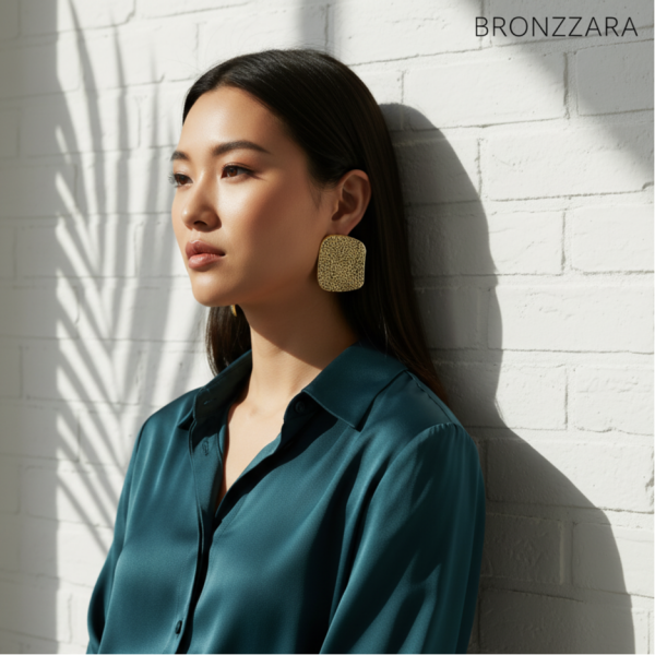 DAMALI GÖSTERİŞLİ ÇİVİ KÜPE