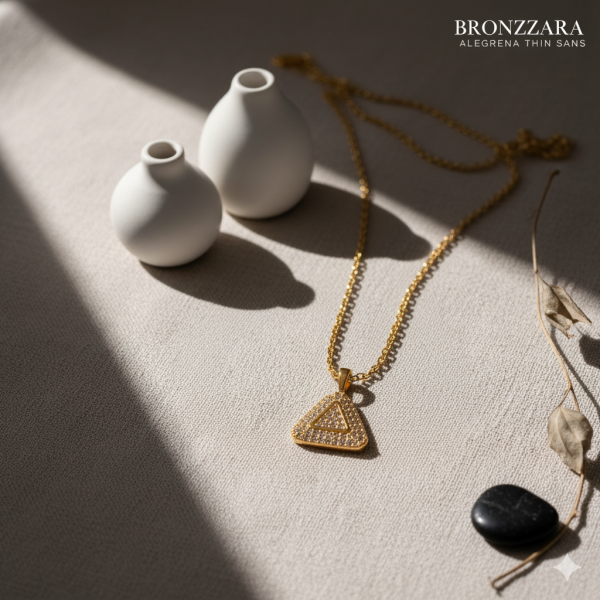 ZİRKON TAŞLI ÜÇGEN SEMBOL KOLYE