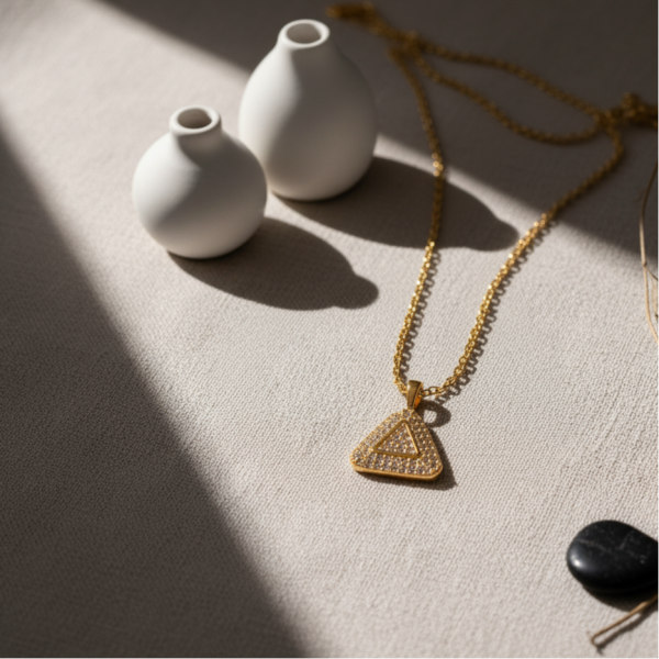 ZİRKON TAŞLI ÜÇGEN SEMBOL KOLYE