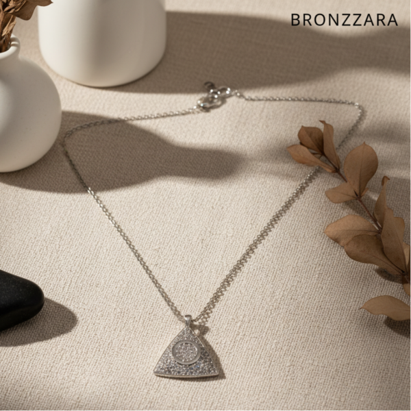 ÇELİK ÜÇGEN SEMBOL KOLYE